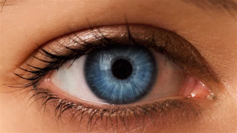 olho azul acinzentado
